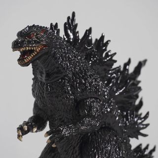 【漆塗哥吉拉】
URUSHI + Godzilla（うるし+ゴジラ）

恐龍造型、雷射激光，絕對是我小時候覺得最酷且最愛的節目，再加上那經典的嘶吼聲，應該沒人不認識他，哥吉拉。但在慢慢長大後才知道，最早哥吉拉背後隱喻的是災害及核武的恐懼，即使後來逐漸消除了「反派的」設定，以正義的形象走入兒童們的世界，並成為手中的玩具。

偶然的機緣，在市集看中了這隻哥吉拉，他的樣態不是原本的經典配色，但造型是最符合我記憶中的版本，於是就買回來改造，用天然樹漆塗裝，身體大部分是用上了透藍色漆，牙齒用錫粉蒔粉，爪子用銀粉蒔粉，嘴巴跟眼睛則使用紅色漆。

BANDAI 萬代 18公分
2000年 ゴジラ 劇場限定
千禧 哥吉拉 Godzilla

#ゴジラ
#Godzilla
#うるし
#URUSHI