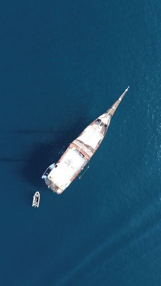 Sailing through paradise on the enchanting Phinisi boat, where the crystal-blue ocean becomes your playground.

#samsarasamudra #samsaracollection #luxuryyacht #indonesia #wonderfulindonesia