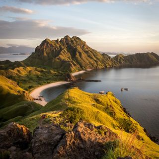 March is almost here and the excitement is palpable! We're getting ready to set off on a thrilling adventure to the legendary Komodo Islands. These islands are famous for their breathtaking beauty, with stunning landscapes that are surrounded by shimmering, turquoise waters that seem to go on forever. 

For those who are seeking a truly unforgettable holiday experience, we invite you to join us at the #DestinationAsian Travel Fair in Plaza Indonesia, from 29 February until 2 March 2024. 

Get ready to experience the ultimate getaway!

#samsarasamudra #samsaracollection #wonderfulindonesia #phinisikomodo  #luxuryyacht #PrivateYacht #luxurytravel #luxurylifestyle #globetrotter