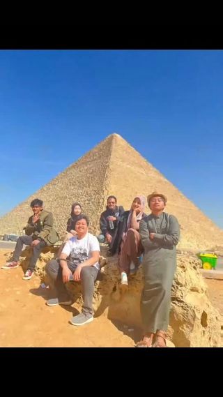 Nih kita recap traveling tipis" kita kemarin 🤭 
Ternyata pemandangan Egypt emang se Worth it itu gais ! 😌 

1. Griya Jateng ke Piramida Agung Giza: berjarak 45,5 km ditempuh selama 1 jam perjalanan.
2. Piramida Agung Giza ke NMEC: berjarak 17,4 km ditempuh selama 32 menit perjalanan.
3. NMEC ke Mamsha Ahl Masr: berjarak 8 km ditempuh selama 26 menit perjalanan.
4. Mamsha Ahl Masr ke Griya Jateng: berjarak 25,9 km ditempuh selama 47 menit perjalanan.

Masih ragu sama layanan Griya Jateng ? ,,😃 gass pol rem blong kalo kata gw mah😋 

#fyp #traveling #instagood #pyramid #nmec #mamsha #egypt