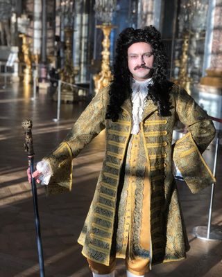 🌞 - Ton sur ton - 🌞

🤩 Ma joie est inversement proportionnelle à celle de ce marquis ! Quelle chance de pouvoir pratiquer son métier dans de telles conditions 🙏🏻 merci @midnight.premiere pour nous offrir à chaque fois ce cadre hors du temps 🫶🏻

#versailles #comedien #acteur #moliere #roisoleil #galeriedesglaces #marquis #perruque #17esiècle #theatre