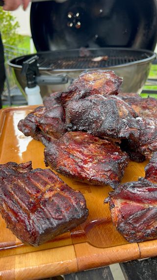 Birthday celebration cook. Pulled pork sandwiches and homemade mac and cheese. Pork seasoned overnight with @kindersflavors #whiskeyapplerub . Chopped into chunks with my @cutcocutlery #cutcotrimmer . Fired up @thegoodcharcoal #superbriquettes for the @webergrills 26” #webermastertouch . Once pork hit 170° I placed the #webercrafted Dutch Oven on the grill. Added 3 cups of apple juice and more of the seasoning. For the mac and cheese we added @rainierfoods #rainierfoodsessentials . This was a blast to cook. 🧤 - @goldenprotectiveservices #blackdieselgloves 

Follow 👉 @backyardbbqparadise for my grilling adventures 
👉 Like
👉 Comment

#backyardbbqparadise #bbq #pulledpork #friendsofweber #webergrills #TGC #thegoodcharcoal #cutcochampion #promo #food #foodporn #foodphotography #foodstagram #instafood #glovegangsters #glovegangsterambassadors