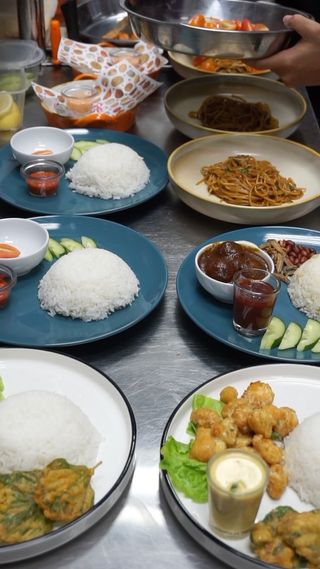 Appreciation post for our chefs and baristas! 🩷

Without them macam manalah Flour Crown nak buat Iftar 🥹

 Team ini lah yang masak Kantan Salted Buttermilk Chicken yang sedap tu 😍 

Tak dilupakan barista kami yang bersembunyi di belakang barista bar, buat berpuluh-puluh air dari petang, waktu berbuka dan waktu moreh 😍

 Hari ini hari terakhir Iftar Flour Crown 🩷 we hope you guys enjoyed berbuka puasa with us 😉 See you next year for #iftardiflourcrown 

And jumpa 13/4 ni untuk #rayadiflourcrown 👀