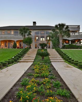 This stunning French-inspired estate on Lake Travis boasts 10 bedrooms, 11 remodeled bathrooms, and breathtaking waterfront views. Enjoy luxurious amenities including an infinity pool, spa, and outdoor entertainment areas. Book in our bio.