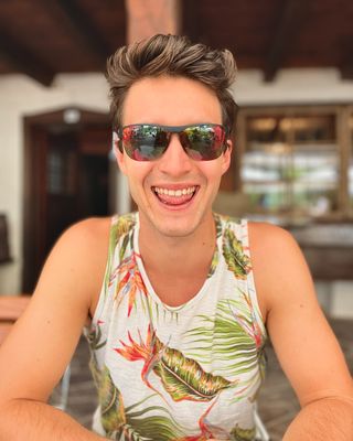 È solo un filtro, non sono abbronzato 😎☀️

#cucu 🦔