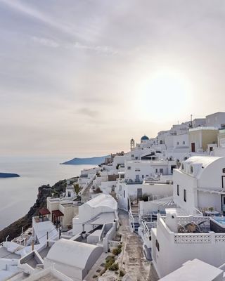 This Santorini maisonette apartment blends traditional Cycladic architecture with modern comfort. A comfortable stay for up to 8 guests, enjoy both indoor and outdoor hot tubs, and stunning sea views. Book that group vacay in our link in bio now! 🇬🇷