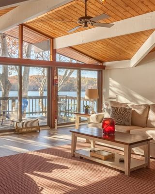 Discover the charm of Bar Harbor in this beautifully renovated 6-bedroom Massachusetts home! Perfect for family adventures, you’ll be just moments from Acadia National Park and the quaint shops of town. 🦞