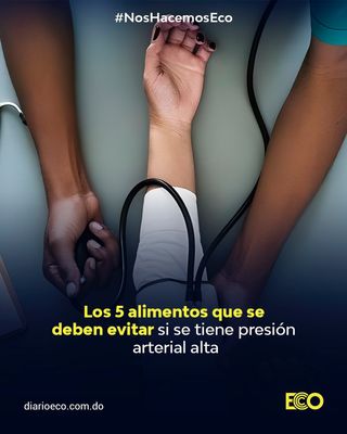 Una dieta adecuada puede ser un aliado fundamental para controlar la hipertensión arterial y reducir el riesgo de enfermedades cardiovasculares, tal como destaca la Biblioteca Nacional de Medicina de Estados Unidos, MedlinePlus. Además de regular la presión, puede disminuir la posibilidad de sufrir un infarto o un accidente cerebrovascular.

La hipertensión, también conocida como “el asesino silencioso”, afecta a casi la mitad de la población adulta en Estados Unidos —aproximadamente un 47% según los Centros para el Control y la Prevención de Enfermedades (CDC, por sus siglas en inglés)—, lo que la convierte en uno de los factores de riesgo más relevantes para la salud pública.

Una de las estrategias dietéticas más recomendadas para bajar la presión arterial es la dieta DASH (Dietary Approaches to Stop Hypertension). Esta dieta, promovida por el National Heart, Lung, and Blood Institute (NHLBI), se diseñó en los años 90 específicamente para combatir la hipertensión. Incluye nutrientes beneficiosos, como el potasio, calcio y magnesio, y promueve alimentos frescos y naturales mientras limita el sodio a un máximo de 2,300 mg por día.

⏩️ Haz clic en el enlace de nuestra BIO para ampliar esta información!

#Noticias #DiarioEcco #NosHacemosEco #Masnoticia 
………………………………………………