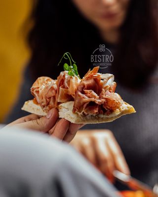 Le nostre schiacciate sono una vera delizia per il palato: croccanti e farcite con i migliori ingredienti. Non ti deluderanno! Ci puoi scommettere.😋😍
.
Bistrò Valle Bresciana 👇
Easy Food & Easy Dinner. 
📍Via Valle Bresciana 11, Brescia
📞 Info: +39 030 317666
.
#BistroValleBresciana #AutunnoInTavola #OsteriaValleBresciana #CucinaBresciana #BurgerGourmet #BresciaFood #BresciaFoodLovers #CucinaConPassione #ChefInAzione #EasyFood #SchiacciataGourmet