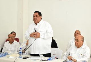 El presidente del Colegio de Notarios inicia su gestión con enfoque inclusivo

El Dr. Jhon Richard Paniagua Feliz, presidente del Colegio de Notarios, sostuvo una importante reunión con los miembros del Consejo Directivo y todo el personal de la institución. Este encuentro tuvo como objetivo conocer al equipo humano y definir las políticas administrativas y gerenciales que marcarán su gestión.

Entre los temas tratados, se destacó el fortalecimiento de áreas clave como:
✅ La cooperativa Notacoop
✅ La Escuela de Formación Notarial (Ecanot)
✅ Los planes sociales dirigidos a los notarios más necesitados
✅ La revisión de beneficios para todos los empleados de la institución

Con su lema, “Seré un presidente para todo”, el Dr. Paniagua reafirma su compromiso con el progreso y la unidad en el Colegio de Notarios.

#JhonRichardPaniagua #Unpresidenteparatodo #ColegioDeNotarios #Compromiso #inclusión