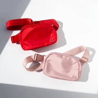 🚨NEW RELEASE & hot trend alert! 

I like to find any excuse to buy a new bag… but the belt bag is in a class of its own. Unlike a tote, it only carries essentials and keeps you arms-free.  So perfect for sporting events, grocery shopping, travel day, concerts, hiking… 

TIME TO VOTE!!! 
♥️ Red 
🌸 Blush 

How do you wear your belt bag!? Crossbody or around your waist!?!

https://thinkgoodness.com/collections/new-arrivals?ref=naomitrenholm