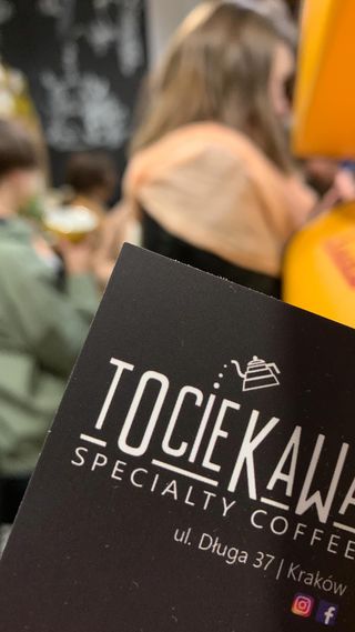 ☕️🍰 Poznajcie historię kawiarnii Tociekawa ( @tociekawa_dluga_krakow ) w Krakowie. Zaczynali na 13 m². Dziś mają trzy piętra, najsłynniejsze serniki w mieście i apetyt na wiele więcej. Rozmawiamy o rozwoju, zaangażowaniu, zmianach pokoleniowych i ludziach, którzy zawsze są fundamentem sukcesu danego miejsca.

Dzięki @dawidprzeczek i @malowanykolcz za kawał historii i rozmowy! 🙌🏻

🎧 25. odcinek podcastu „Kawa. Bo czemu nie?” znajdziesz na każdej platformie podcastowej oraz na YT. Namiary w opisie profilu.

🤝🏻 Współpraca: @haybcoffee i @sennheiser

#Tociekawa #Kraków #kawiarnia #gastro #gastronomia #podcast #podcasty #rekomendacje #wlasnybiznes #biznes #coffee #kawa #kawaspecialty #speciality