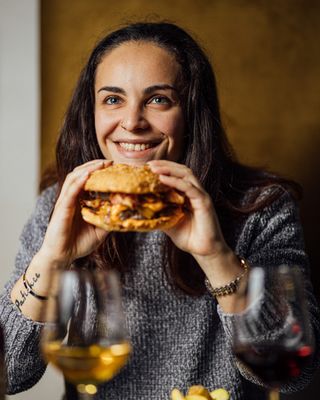🍔 L'hamburger del Bistrò equivale sempre ad un sorriso!😀
Se anche tu vuoi essere felice, passa da noi al Bistrò!
.
ｄａｌ　Ｍａｒｔｅｄì　ａｌｌａ　Ｄｏｍｅｎｉｃａ dalle 19:00 nella nuova area Bistrò!!
.
E tu passerai a trovarci?
Bistrò Valle Bresciana 👇
Easy Food & Easy Dinner. ☺️
.
PRENOTAZIONI:
Link in bio ♥️
📞 Info: +39 030 317666
presso: Osteria Valle Bresciana
📍Via Valle Bresciana 11, Brescia