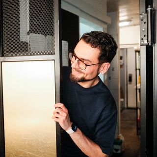 W kolejnym odcinku serii ZAPLECZE, którą realizujemy wspólnie z @haybcoffee, zapraszamy Was za kulisy działalności @zonakrawca. W odcinku poruszamy temat skalowania biznesu w branży HoReCa, a Wy dowiecie się między innymi tego:

✅ Kiedy jest dobry moment, aby zacząć myśleć o skalowaniu gastronomii?
✅ Jak zrobić to mądrze?
✅ Na co, a może raczej – na kogo – warto postawić?
✅ Jakie rady mają dla Was Konrad i Michał!

29. odcinek podcastu „Kawa. Bo czemu nie?” znajdziecie na każdej platformie podcastowej i na YouTube. Namiary w opisie!

☕️ Dobrego odbioru!

#zaplecze #gastro #gastronomia #horeca #specialtycoffee #coffee #kawa #podcast #biznes