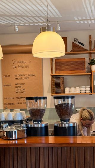 ☕️🇳🇴 Dziś zabieram Was do miejsca, które dla wielu kawowych geeków jest świętym Graalem. Jeśli interesujecie się kawą specialty, nazwisko Tim Wendelboe na pewno nie jest Wam obce. Ten odcinek to moja relacja z wizyty w jego słynnej kawiarni w Oslo (@timwendelboe). Jak smakuje kawa u jednego z najbardziej wpływowych ludzi w branży? Jakie standardy wyznacza ten lokal? Posłuchajcie!

🎧 Odcinek 28. podcastu „Kawa. Bo czemu nie?”znajdziesz wszędzie tam, gdzie szuka się podcastów.

🤝🏻 Współpraca: @haybcoffee

#gastronomia #podcast #kawa #podróże #Oslo #Norway #Norwegia #coffeespecialty #speciality #kawa #cafe #kawiarnia #KawaBoCzemuNie #IloveNorway #Hygge #relacja #recenzja #HAYB