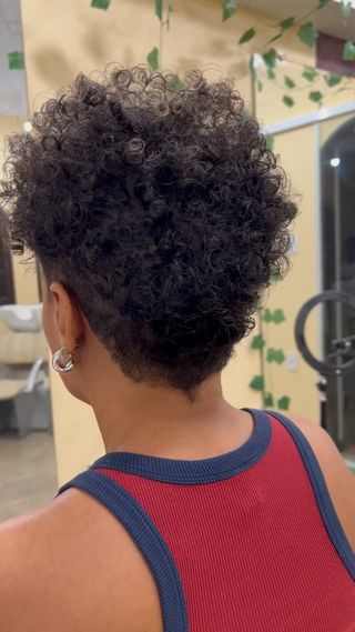 O poder de um bom corte vai além das tesouras: é sobre se reconhecer no espelho, se amar mais e se sentir dona do próprio estilo! Olha o antes e depois dessa transformação – só brilho e confiança! ✨

#BelezacomAfetoAindaeaMelhorConexao  #TransformaçãoReal #OrgulhoDoMeuCabelo #StudioJosianeRamos