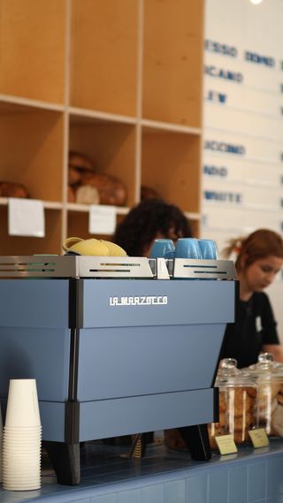🍰☕️ Moim i Waszym gościem jest Wojtek Błaszkiewicz-Okrągły, twórca Must Bake ( @must_bake ) – cukierniczego projektu, który pokochało Trójmiasto. Rozmawiamy o jego drodze, inspiracjach i o tym, jak łączy wypieki z jakością, rzemiosłem i dobrą kawą.

🎧 34. odcinek podcastu „Kawa. Bo czemu nie?” znajdziecie wszędzie tam, gdzie są podcasty.

🤝🏻 Współpraca:@haybcoffee oraz @must_bake