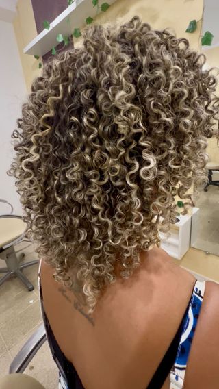 Fios brancos aparecendo cada vez mais e isso te incomoda? No Studio, buscamos soluções que respeitam a saúde do seu cabelo ✔️
⠀
Hoje, suavizamos os brancos da cliente com mechas: sem apagá-los, mas integrando luz, brilho e movimento aos fios — tudo com cuidado, sem químicas agressivas e mantendo a fibra saudável do início ao fim ✨💆🏾‍♀️
⠀
Seu desconforto pode dar lugar ao orgulho e à leveza!
⠀
Você já pensou em suavizar seus brancos de forma saudável e natural? Conta pra mim 💬👇🏾
⠀
#belezacomafetoaindaéamelhorconexão #CabeloNatural #FiosBrancos #MechasComSaúde #Autoestima