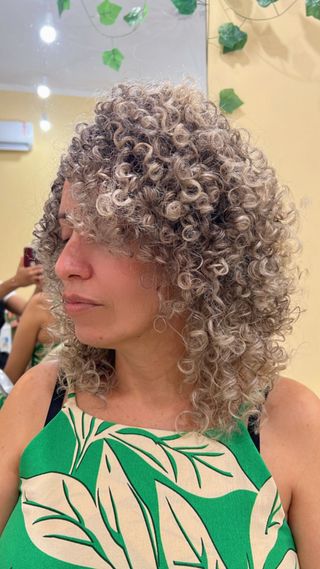 ✨ Transformação com muito carinho por aqui! ✨
Hoje foi dia de realçar a beleza dos cachos naturais e suavizar os fios brancos com mechas sutis. Cada etapa — do corte ao tratamento e finalização — foi pensada para respeitar a saúde do seu cabelo e da sua identidade.

No Studio, unimos ciência e afeto: utilizamos protocolos que fortalecem e nutrem profundamente a fibra capilar, equilibram a hidratação e recuperam o brilho dos cachos. O resultado? Cachos leves, definidos, com movimento natural e um toque iluminado delicado para realçar ainda mais a sua beleza. 💖

Ver no sorriso o reflexo da autoestima renovada é o nosso maior objetivo.
Agende sua avaliação e venha viver essa experiência!

#CabelosCacheados #MechasParaBrancos #Cachoterapia #TratamentoProfissional #belezacomafetoaindaéamelhorconexão #belezacomafetoaindaeamelhorconexao