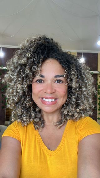 💭 Você sabia que cada fio do seu cabelo conta uma história única – e merece ser respeitado como tal? Aqui, ciência e afeto caminham lado a lado: meus +25 anos de estudo e prática se unem ao olhar atento e ao coração aberto para cuidar de você por completo. ⠀ Cabelo crespo, cacheado, ondulado… Nenhuma textura é igual à outra. E eu faço questão de que você descubra o poder que existe na sua! Não trabalho com promessas fáceis ou ditames de moda. Eu acredito no conhecimento, no diagnóstico profundo do couro cabeludo, no cuidado personalizado que vai além do óbvio – porque saúde capilar não é só sobre produtos, mas sobre AUTOCONHECIMENTO, rotina, escuta e pertencimento. ⠀ Talvez ninguém nunca tenha te explicado que aquilo que você chama de “problema” pode ser só falta de orientação certa. Aqui, a escuta é ativa, sem julgamentos. Juntas, traçamos o melhor caminho para um cabelo saudável, forte e, principalmente, para que você se apaixone ainda mais pela sua coroa. ⠀ O Studio é feito pra quem busca mais do que salão: é para quem deseja acolhimento, informação embasada e resultados que vão além do espelho. Cada espaço, cada detalhe, foi pensado para que você se sinta segura, relaxada — e motivada a celebrar quem você é! ⠀ 🔬 Quer descobrir como a ciência e o afeto podem transformar a relação com o seu cabelo? Te convido para viver essa experiência. Vem sentir de perto um novo conceito de cuidar: onde ancestralidade encontra tecnologia, e o saber transforma vidas — sempre com respeito, empatia e verdade. 
💫 No Studio Josiane Ramos, seu cabelo natural é protagonista. Você está pronta para se (re)conhecer com amor? 
 🫶🏽 #belezacomafetoaindaeamelhorconexao #belezacomafetoaindaéamelhorconexão