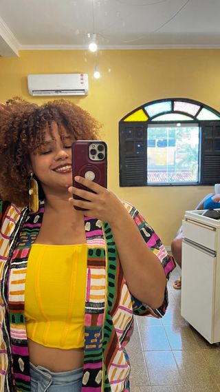 ✨ Hoje é dia de celebrar coragem e identidade!
Ela chegou morena, com o crespo natural, e saiu com raiz esfumada, mechas ruivas vibrantes do jeitinho que sonhou! 💥 ✂️

Você sabia? O cabelo crespo é naturalmente mais sensível à química, por isso o diagnóstico capilar, a escolha certa dos produtos e um cuidado profissional são INDISPENSÁVEIS para revelar cor, brilho e saúde sem comprometer a estrutura dos fios.

Aqui, cada mecha foi pensada para preservar a saúde e valorizar o volume. O corte destacou ainda mais sua potência! E a cachoterapia fecha com chave de ouro: hidratação profunda que respeita e realça os cachos.

Bateu vontade de mudar ou valorizar ainda mais seu cabelo natural, com cuidado de verdade? 💛
Que tal agendar uma avaliação personalizada? Vem conversar por direct ou clique no link da bio!
#belezacomafetoaindaéamelhorconexão #ruivovibrante #cachoterapia #cresposdesalvador #autoestima