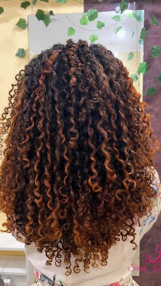 ✨Quando conhecimento e cuidado se encontram: Após teste de mechas e muita escuta, respeitando o histórico de tintura preta e a natureza dos fios, os cachos desta linda ganharam tons acobreados, cuidado, brilho natural, finalização com muito balanço e autoestima!
Ela amou o resultado e eu também! Que tal viver essa experiência? 🤎💫 

🌺 Que tal transformar sua história com afeto? Agende sua avaliação! 🤎 
✨ Transformação com afeto e ciência!

#belezacomafetoaindaéamelhorconexão

#belezacomafetoaindaeamelhorconexão