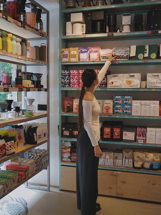 🚪 W nowym odcinku z serii „ZAPLECZE” rozmawiamy z Krzysztofem Miką (@mika_krzysiek) – Head of Retail w Coffeedesk. Zaglądamy na zaplecze firmy, która zrewolucjonizowała myślenie o kawie speciality w Polsce. Krzysztof opowiada o fenomenie najlepszych półek sprzedażowych w Europie i o tym, jak budować rentowność oraz relacje z klientami w branży HoReCa.

☕️ Z tego odcinka dowiesz się m.in.:

✅ Jak Coffeedesk buduje „najlepsze półki sprzedażowe w Europie” i jak selekcjonuje produkty?
✅ Dlaczego jakość i stawianie klienta w centrum uwagi jest kluczowe w gastronomii?
✅ Jak świat online przenika się ze światem offline w biznesie kawiarnianym?
✅ W jaki sposób Coffeedesk wykorzystuje kawiarnie jako „coffeedeskowe R&D” do testowania nowych produktów?
✅ Jak zarządzać biznesem HoReCa w oparciu o dane i jak AI może wspierać menadżerów w pracy z zespołem?

38. odcinek podcastu „Kawa. Bo czemu nie?” znajdziesz na każdej platformie podcastowej i łatwo w Google. Namiary w opisie profilu!

🤝🏻 Współpraca: @coffeedeskpl, @kawiarniacoffeedesk oraz @haybcoffee.