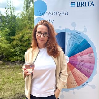 💧🎧 W tym odcinku podcastu „Kawa. Bo czemu nie?” nie rozmawiamy o kawie, ale o wodzie. Nadal wiemy o niej zaskakująco mało – mimo że jest kluczowa nie tylko w gastronomii, ale i w całym naszym życiu. Moim gościem jest Maja Kulikowska z @brita.polska (@brita.professional), która od 20 lat zawodowo zajmuje się wodą i wie o niej naprawdę wiele.

🎙 39. odcinek podcastu „Kawa. Bo czemu nie?” znajdziesz wszędzie tam, gdzie się ich szuka. Namiary w opisie profilu!

🤝🏻 Współpraca: @brita.polska i @brita.professional