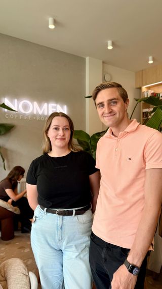 ☕️ Jak to jest otworzyć kawiarnię specialty w mniejszej miejscowości? Dziś kłaniam się prosto z mojej rodzinnej Sądecczyzny, gdzie odwiedzam miejsce, o którym na początku wielu mówiło, że nie ma prawa się udać. „Specialty w Nowym Sączu? Kto tam przyjdzie?” A jednak się udało – i to z przytupem. 

– Jak prowadzić kawiarnię specialty poza dużym miastem?
– Jak przełamywać stereotypy?
– Jak budować lokalną społeczność?

Poznajcie historię Kasi i Przemka z @nomencoffee.

🎙 40. odcinek podcastu „Kawa. Bo czemu nie?” znajdziesz wszędzie tam, gdzie są podcasty. Namiary w opisie profilu!

🤝🏻 Współpraca: @nomencoffee.