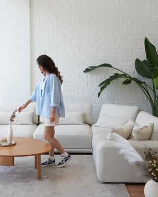 Yumuşacık minderleri ve geniş oturumuyla çok sevdiğimiz Carle koltuğu bukle kumaşla buluşturduk! Sence nasıl olmuş? ☁️🤍

Sen de ihtiyacına ve zevkine en uygun Carle koltuğu oluşturabilir, birbirinden farklı renkler ve kumaşlar arasından dilediğini tercih edebilirsin. Ayrıca zaman geçtikçe renginden sıkılırsan kılıflarını tamamen değiştirebilir, yepyeni bir görünüme kavuşturabilirsin. 🎉

Konforuyla evine benzersiz bir dokunuş yapacak Carle’ı keşfetmek için normod.com’a tıkla! 🔗