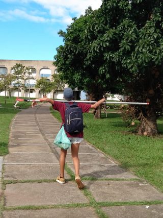 um tbt com verdades – tenho que sempre dar meu toque, não tem jeito – das minhas viagens. 🛫

lembro de me perguntarem: como conseguiu??

e eu ficar meio que sem reação enquanto pensava “nossa, sério que ouvi isso mesmo?”
no final, eu entendo… me conhecendo e conhecendo meus contextos, realmente, né? como consegui? como consegui tudo na vida, da mesmíssima forma.

não tenho milhõões de viagens na conta, verdade, mas das que fiz tenho memórias que carregam a mesma força: CORAGEM de ir quando a oportunidade bateu.

assim consegui :)

*quando morei 2 anos em campos dos goytacazes fazendo faculdade de biologia, recebendo uma bolsa de 500 pila pra cotista de escola pública (sim, estudei a vida toda em escola pública), que eu dividia pra absolutamente tudo incluindo aluguel k k que era praticamente toda a bolsa mas eu fazia acontecer com o que tinha e não tinha.

*quando fui pra um evento de milhas sozinha em são paulo. aqui eu só fui, a própria farofeira k k, do jeito que deu na época e com o que tinha e não tinha de novo fui (sabe aquele meme ‘não tenho nem roupa pra isso’? era real e de vez em quando ainda é na verdade, mas eu faço acontecer com o que tenho em mãos).

*quando viajei sozinha pela 1ª vez de avião e acabei morando 6 meses no chile voluntariando em hosteis enquanto trabalhava oficial com tours por lá. fui do jeito que deu, o que não tinha (nem mochila e nem mala k k) passei no cartão e talvez esteja pagando umas coisas de lá até hoje MAS FUI, cheguei lá (pois é monamour, os closes todo mundo viu/vê e eu falo a real aqui, mas não muito dos perreco raiz pq não dá, isso não é nem ⅓ da metade do que vivi em cada rolê desse… imagina)

[continua na legenda]

#tbt #mulheresgestoras #mulheresqueviajam