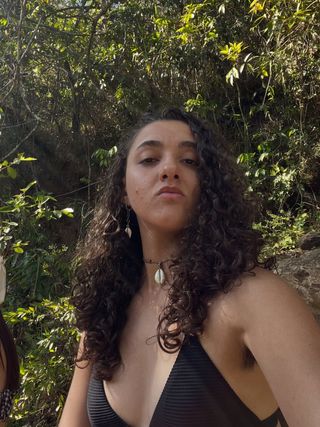 banho de luz, festa de sol 🎶☀

no digital, tudo corre. mas fora dele, o tempo é outro. e é fora dele que eu recarrego o que sustenta toda e qualquer estratégia aqui: eu mesma.

assim volto pro corre mais inteira — isso que faz o trampo fluir po. entre entregas, processos e demandas, também tem isso aqui: eu vivendo, rindo, sentindo.

na natureza recarga, reconexão e na cidade revolução, expressão...

já tirou um tempo pra imergir em si mesma? é importante :)

se inspira e vai!

#saojoaodelreimg #cachoeira3poços #autocuidado #batalhadaestação