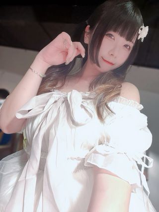 您好我吃一點🤤
好久沒發好好看照片（ෆ(՞ ⌯'ᵕ'⌯ ՞)ෆ ̖́-

#你好我吃一點 #烤肉 #洋裝 #白色洋裝 #量産型 #量産型女子 #量産型ネイルチップ #量産型コーデ #雰囲気 #雰囲気好きな人いいね #仙氣 #ひらひら #可愛い #可愛い女の子 #毬可 #毬可choco #毬可愛い #毬可大好き