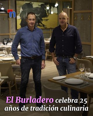 En el restaurante El Burladero del Segundo Ensanche, el rabo de toro estofado en vino tinto es el plato estrella, y por lo que muchos comensales se acercan hasta allí. Además cuentan con una variada carta que incluye verduras de temporada, productos ibéricos, carnes y pescados a la brasa. Siempre guiados por la idea de elaborar platos tradicionales y regionales. Al frente del local están los hermanos Alberto, Montse y Juan Luis Contín, que este año celebran el 25 aniversario de la apertura en la calle Arrieta.

Vienen de familia hostelera, y no es el primer negocio que dirigen. Desde los 14 años empezaron a trabajar en los bares de piscinas que alquilaban sus padres, como el de Amaya y el Club Natación. Más tarde tuvieron el bar El Aurelios en el barrio de San Juan, y Alberto abrió un segundo local, el Carlucci, en Carlos III. 

📷 Fotografía: @uberoiz 

📲 El reportaje, en el link de nuestra bio

#Burladero #Pamplona #Gastronomía #Toros #SanFermín #Noticias #Navarra