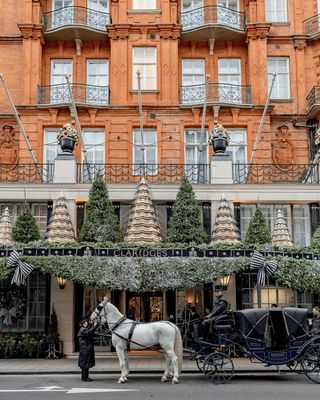 A little festive news to get your sleigh bells ringing: the iconic Mayfair hotel Claridge’s has revealed the designer behind this year’s Christmas tree, and it’s none other than Burberry’s Daniel Lee. The tree will be unveiled in the hotel’s lobby on 25 November, continuing a legacy of head-turning Christmas collaborations.
.
Link in bio

@claridgeshotel @burberry