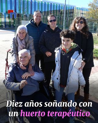 A Miren le gusta que le dé el sol y, cuando pasea, sonríe. Miren sonríe casi siempre, a veces también a Jon, su compañero de batallas desde los tiempos de El Molino, el centro educativo para chavales con discapacidad intelectual de la Txantrea. Miren tiene 27 años. Jon, 30, y los hay más veteranos como Peio, el hijo de Mari Carmen, que ya va por los 54. Los tres viven ahora en la residencia Las Hayas de Sarriguren, uno de los pocos recursos que cumplidos los 21 años les quedan a personas con discapacidad intelectual severa.

De puertas para adentro en Las Hayas tienen actividades, talleres, cocina, acaban de venir de hacer psicoballet con Atena... Pero les hace falta el sol, el que les gusta a Miren y a Jon, y un poco menos a Peio. “Hay muchos de los residentes que apenas salen a la calle, por eso un huerto sería perfecto para ellos. Para salir a tomar el sol, plantar, crear vida, hacer actividades al aire libre...”, describe Pili Yoldi, la ama de Miren. 

Más que un huerto... un sueño. Parece cosa baladí, pero la Asociación de Familiares de Las Hayas lleva diez años pidiéndolo, y hoy todavía no lo han conseguido. Cuentan con el visto bueno del Ayuntamiento del Valle de Egüés -el de hace 10 años y el de ahora-, que cede la parcela (de 500 m2) y con el sí del departamento de Derechos Sociales del Gobierno de Navarra, que se encargaría de acondicionarlo, pero primero por la pandemia y ahora por diversos problemas burocráticos (el convenio entre Ayuntamiento y el Gobierno no acaba de firmarse), la cosa es que el huerto de los chavales tiene la tierra sin mover y, en cambio, es un lugar para el esparcimiento de los perros. 

📷 Fotografías: @jbergasam 

📲 El reportaje, en el link de nuestra bio

#Huerto #DiscapacidadIntelectual #Discapacidad #Sarriguren #Noticias #Navarra
