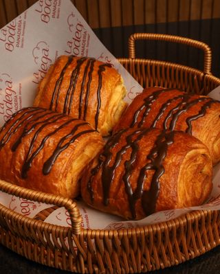 Pan suave, calientito y hecho todos los días. Eso es @labodegapanaderia 🤎 ⭐️

#pan #pandulce #labodegapanadería #postre #cdmx