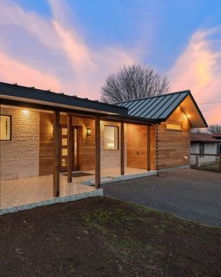 Modern luxury meets Hill Country charm with river bluff views and a sleek modern interior. Along with amenities like a hot tub, firepit, and rooftop deck, what more can you ask for? Book this Texas home now in our link in bio!