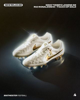 𝗡𝗘𝗪 𝗔𝗥𝗥𝗜𝗩𝗔𝗟: Nike Tiempo Legend 'Touch of Gold'

為迎接一個重要里程碑，Nike 宣布復刻備受期待的 Ronaldinho x Nike Tiempo Legend FG「Touch of Gold」。呢對係 2005 年首度登場的經典波BOOT，呼應 Ronaldinho 喺 2005 年奪得 FIFA World Player of the Year 嘅高光時刻。係 2015 年復刻一次後，2025年，以 20 週年之名向呢位巴西傳奇球星致敬。

全新復刻版本忠實還原 Tiempo 5代經典菱形網格鞋面車線，以一體皮革鞋面呈現，帶嚟細膩而出色嘅觸球感，除咗展示設計美學，亦都為新一代 Tiempo 推進彷真皮革帶嚟新嘅篇章。

𝗡𝗶𝗸𝗲 𝗧𝗶𝗲𝗺𝗽𝗼 𝗟𝗲𝗴𝗲𝗻𝗱 𝗦𝗘 '𝗧𝗼𝘂𝗰𝗵 𝗼𝗳 𝗚𝗼𝗹𝗱'
FG 真草 $2,699 |  IC 平底 $1,299
第一批 現貨發售

🛒💳 𝘄𝘄𝘄.𝗯𝗼𝗼𝘁𝗺𝗲𝗶𝘀𝘁𝗲𝗿.𝗰𝗼𝗺
🏪📌 旺角西洋菜南街2號添置商業中心14樓全層 （旺角MTR B2出口）