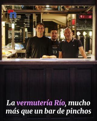 En 1963, la familia Barberena creó la receta de un frito en un pequeño local de la calle San Nicolás, sin saber que años después sería uno de los más conocidos de la ciudad: el frito de huevo de la Vermutería Río. 35 años después, el negoció pasó del número 13 al 15 de la misma calle, y pasó a estar administrado por Roberto Irurzun y Roberto Recasens. Tiempo después se unió a la gestión Javier Preboste, que llevaba más de diez años siendo trabajador del lugar. A pesar del paso de los años y el cambió de titularidad, la filosofía de la vermutería sigue intacta desde su apertura. Desde entonces, ha sido lugar de paso obligado en la ciudad para turistas pero también para pamplonicas. Este éxito fue materializado el pasado octubre, cuando recibieron el Premio al Mejor Bar de Pintxos del XX Campeonato de Pintxos 18/70 Euskadi y Navarra.

“Estamos especializados en fritos”, explica Roberto Irurzun. El de huevo es su venta estrella con gran diferencia, que ya roza los dos millones vendidos, pero también tienen gran acogida el frito de pimiento y la croqueta de queso Idiazabal. Últimamente, también están notando un aumento en las ventas del tradicional pintxo de txistorra, que “se está volviendo a poner de moda”, señala Irurzun. Más allá de la gran variedad de pintxos y fritos, en el Río se puede disfrutar de ensaladas, raciones, bocatas y hamburguesas. 

📷 Fotografías: @isuberviola 

📲 El reportaje, en el link de nuestra bio

#Pintxos #Gastronomía #PInchos @vermuteriario #Pamplona #Noticias #Navarra