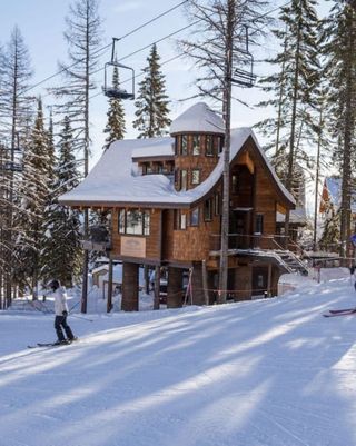 Featured as one of TIME Magazine's World's Greatest Places, spend the holidays at this luxury ski-in/ski-out treehouse! Sitting on the slope at Whitefish Mountain Resort with cathedral ceilings, a private hot tub, and a turret stargazing room -- book now in our link in bio and be at the slopes in minutes! ⛷️✨