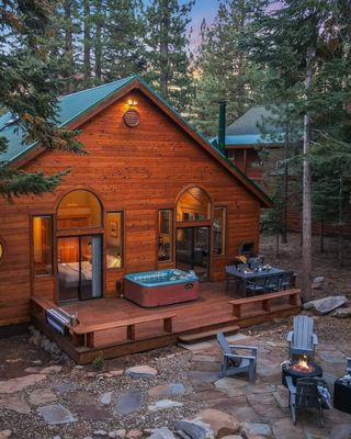 Escape to this stunning A-frame cabin in Truckee! ✨ Cathedral windows, hot tub, fire pit & minutes from Northstar & Lake Tahoe. Your mountain getaway awaits! 🏔️ Link in bio to book now
