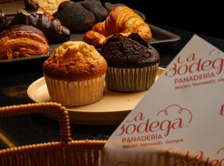 En La Bodega llevamos más de 50 años horneando pan con amor. 💛
Pan calientito, suave y recién hecho todos los días.

📍Atizapán de Zaragoza

#pan #panaderia #cupcake