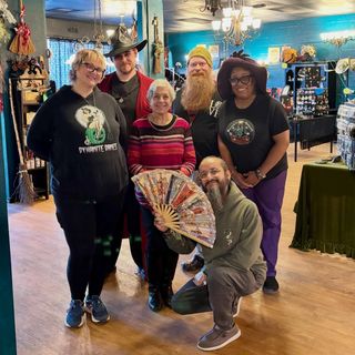 Today was a SUCCESS! 🤩 So GRATEFUL and BLESSED to be part of the BEST divination team in DFW!🔮#teamhemlockhaus 

@lifelighthealingservices @dragonstonguetarot @wyrdlings.creative @scurlocksapothecary and Donna! 

-Oz 🪬
•
•
•
#mexoterica #hemlockhaus #tarot #divination