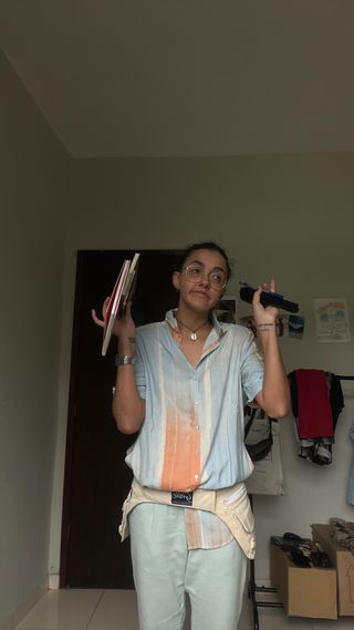 enquanto isso, numa aldeia onde tudo é culpa do social media e ninguém quer olhar pra gestão…

o problema não é o social, jovem gafanhota, é a gestão do negócio. 🦗

social media faz parte da BASE, não é bote salva-vidas!

quando o lucro cai, o instinto é cortar mesmo o maior investimento ou será que não é o que dá trabalho? o que envolve mais PROCESSOS, alinhamento e constância do que pensou…

e será que essa é mesmo uma escolha inteligente? cortar? não conversar possibilidades com o time, flexibilizar… só cortar…

conteúdo consciente não é tipo um jutsu que salva o mês. existe pra sustentar o negócio preservando sua marca.

marketing de conteúdo DÁ TRABALHO mesmo! ainda que tenha uma equipe com vc na missão e envolve mais processos do que pensou, porque ninguém tá falando da porr@ dos processos, só te mostrando resultado imediato e tu fica com isso na tua cabeça: lucro, lucro, lucro e tem que ser agora! se desviar um pouco disso, tá errado.

mas vai lá, corta o social media que resolve.

#marketingdeconteúdo #empreendedorismodigitalfeminino #mulheresenegocios
