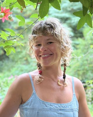 Guest Teacher Jessica Shepherd, co-director of @dandelionherbalcenter, invites us into a gentle, sensory-focused class  where we'll explore the mindful use of essential oils as supportive companions for calming the nervous system and cultivating emotional balance. We'll learn how aromatherapy can ease stress, support regulation, and bring moments of comfort and presence into everyday life. 

We're looking forward to this so much! Join us at the link in our profile @rosemarygladstar 

https://scienceandartofherbalism.com/product/the-spirit-essence-of-herbalism/