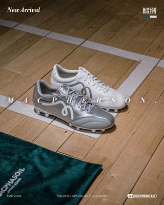 MACPHASON | Dreamer One

香港品牌 — @macphasonsportshk 

減輕膝蓋壓力嘅限量手工足球鞋，為身體作長線投資！
• 鞋面：全鞋面頂級袋鼠皮 前掌設有摩擦塗層
• 中底：碳纖維中底配 Knee-Guard Technology™ (非市面TPU板可比較)
• 鞋墊：三層避震 招牌防滑鞋墊 
• 鞋釘：圓釘鞋底 專為天然草與3G/AG彷真草球場調校

Macphason Dreamer One
$1,499 網站 & 旺角門市 現貨發售 歡迎到店試穿
(8折優惠至3月31日)

(題外)
2026百花齊放
見到唔少新品牌係足球界冒起 香港品牌都唔止一間
非常開心！

🛒💳 𝘄𝘄𝘄.𝗯𝗼𝗼𝘁𝗺𝗲𝗶𝘀𝘁𝗲𝗿.𝗰𝗼𝗺
🏪📌 旺角西洋菜南街2號添置商業中心14樓全層 （旺角MTR B2出口）