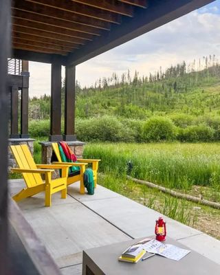 Rooftop hot tub, private ski locker at the resort, and a bunk room the kids will never leave — Rock and Stars Chalet is Winter Park done right. 90 minutes from Denver and steps from the free shuttle, your mountain escape is closer than you think. 🏔️ Book now in our link in bio!