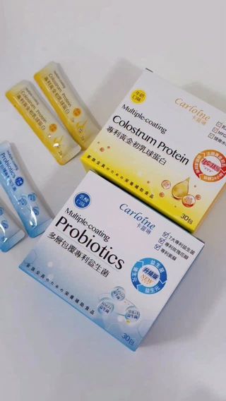 2026全新配方升級✨《勛媽 x 卡蘿琳限時補貨團》

💙 藍色專利益生菌
💛 黃色黃金初乳球蛋白

開學了！幼兒園&小學新生今年也開始抽籤囉🏫

很多媽咪都準備迎接孩子第一次進入團體生活，
每天接觸的人、環境都變多。

這兩支一定要備起來💪🏻
也是我們家的 日常保護盾組合🛡️

———

💛 黃金初乳蛋白｜升級版

✨初乳來源升級
從原本的美國初乳
升級為 法國黃金初乳
採用 歐盟良好農業規範，品質把關更嚴謹。

✨IgG濃度提升
免疫球蛋白 IgG 從 30% 提升到 38%
濃度更高，日常補充更有感💪🏻

✨每包含量升級
每包 IgG 從 60mg 提升到 95mg
整體增加 58%。

✨安心來源
不含生長激素、不含抗生素
活性成分含量高，給孩子補充更安心。

———

💙 專利益生菌｜升級版

✨益生菌鐵三角配方
7大國際專利益生菌
搭配 專利益生元＋專利後生元

✨營養升級
新增 神經醯胺
並保留 專利葡聚多醣、左旋麩醯胺酸胜肽 等關鍵成分。

✨7層包埋技術
採用 凍晶包埋7層保護技術
搭配抗光、防潮包材
幫助維持益菌活性。

💙💛 
一個幫助建立好菌環境
一個補充關鍵營養支持

兩者一起補充
整體支持力也會更加乘✨

———

⭕️全系列 益生菌＋營養素相輔相成
讓寶貝不只日常營養更完整

👶🏻 滿月寶寶就可以開始補充
一路陪伴孩子成長

甚至大人、長輩也可以一起吃
從0歲一路補充到99歲都沒問題

健康真的要從小開始
一起把全家的保護力顧好☂️