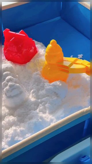 ❄️小牛津《好評熱銷團》綿綿雪創意王國🤍

📌 本團同步加開
✔ 小牛津點讀筆全系列
✔ 2026全新教材＆繪本
✔ collectA 動物模型
✔ Okids 博士積木磁力片

⸻

⚠️這不是沙！

摸起來是「鬆鬆綿綿」的觸感☁️

✔ 不粗糙！不飄揚！
✔ 捏起來很細很柔
✔ 不沾手！不黏衣服！

⭕️「可塑型」材質
可以反覆玩、不會乾掉

⸻

📦內容物超加分

🔺綿綿雪 900g（份量很夠）
🔺17款造型模具/雪夾
🔺感官盆＋收納盒

🌟集中玩，收納直接一盒搞定

✨感官盆有「拉鍊設計」
玩完 可以直接拉起來防塵👍
我大愛這設計❤️

如果你跟我一樣
想找在家放電神器，不想一直給3C
這組可以考慮收下😆

———

🧡 小牛津國際文化有限公司 
@newwis 

———

🔺商品介紹，歡迎查看 勛媽IG 「精選動態」🔍kumikomeow